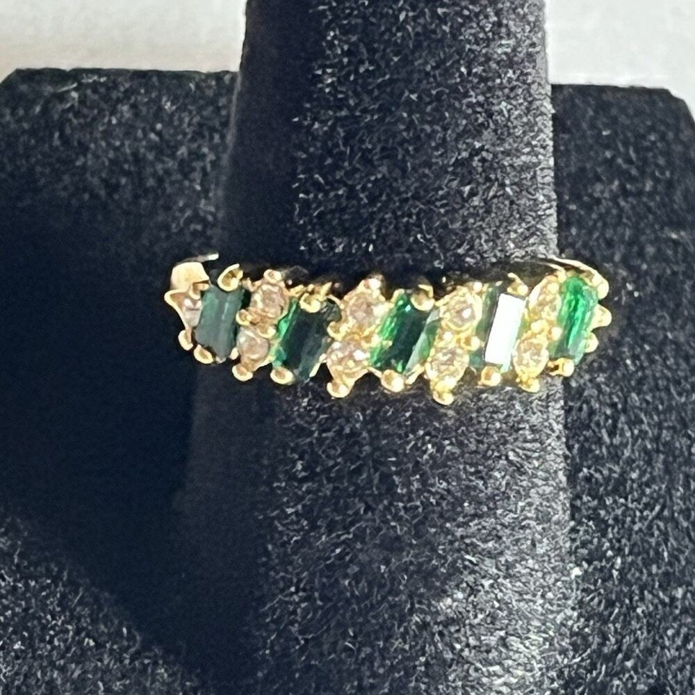 Women’s Emerald Green White CZ Accent Band Ring Gold Tone Size 7 NEW